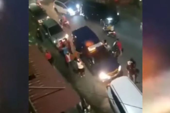 Rekaman video Toyota Hilux Tim Bea Cukai DJBC Riau diserang puluhan orang saat menyergap Mitsubishi Xpander berisi rokok ilegal di kota Pekanbaru, Riau
