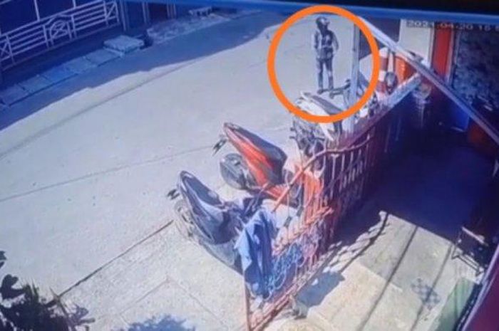 Tangkapan layar rekaman CCTV menampilkan aksi pencurian motor di parkiran rumah kantor (rukan) Jalan Cipeucang 2, RT 06 RW 013 Kelurahan Koja, Kecamatan Koja, Jakarta Utara.