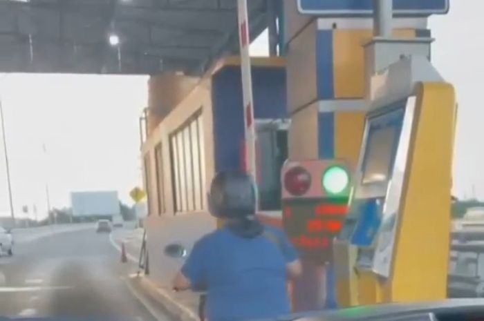 Viral ibu2 naik motor masul tol