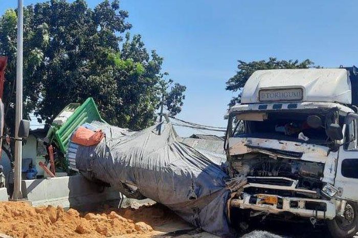Tiga truk terlibat kecelakaan karambol di Jembatan Sembayat, Kecamatan Manyar, Gresik, Kamis (22/4/2021). 