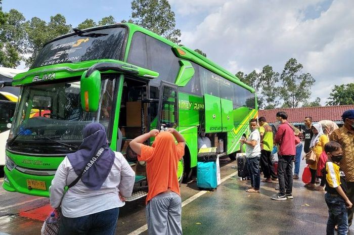 Penumpang bus AKAP