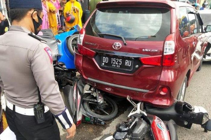 Toyota Avanza Veloz yang ditonjok Daihatsu Sigra dari depan hingga menginjak Yamaha Mio J dan Bentor di belakangnya di Sengkang, Wajo, Sulawesi Selatan