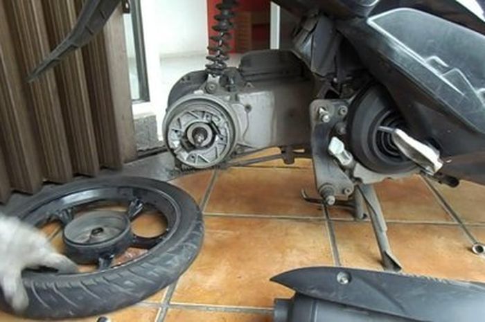 Cek area kampas rem belakang motor matic