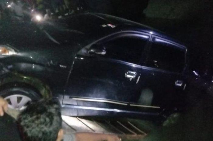 Toyota Avanza kecemplung selokan akibat hindari motor dari arah berlawanan di desa Sugiwaras, Wonomulyo, Polewali Mandar, Sulawesi Barat