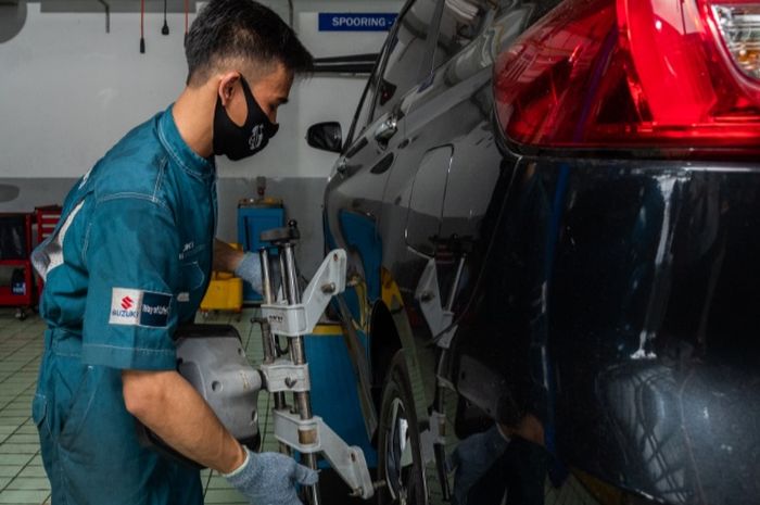 Ilustrasi servis di bengkel resmi Suzuki. 