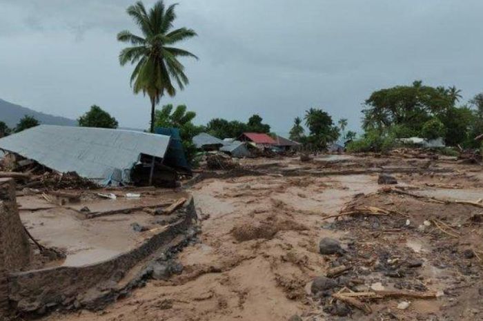 Kondisi Waiwerang di Pulau Adonara Kabupeten Flores Timur pasca diterjang banjir bandang pada Sabtu 3 April 2021. Flotim menjadi salah satu wilayah terparah akibat badai siklon tropis yang melanda NTT kali ini
