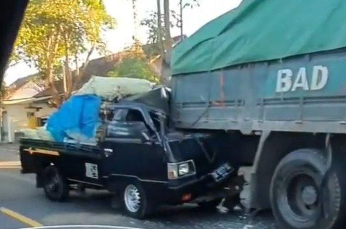 Mitsubishi L300 pikap hajar bak truk sampai ringsek di Bali