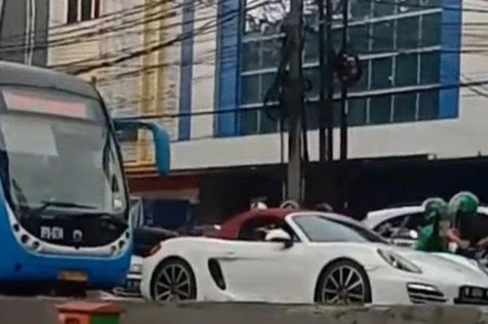Tangkapan layar dari instagram @Jakarta.terkini yang memperlihatkab mobil mewah sport porsche berkelir putih yang menerobos jalur bus Transjakarta di kawasan Gandaria, Jakarta Selatan. 