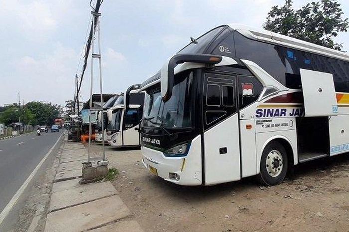 Bus-bus AKAP mangkal di Terminal Bayangan Cimanggis, Ciputat, Kota Tangerang Selatan, Kamis (22/4/2021), dampak dari larangan mudik Lebaran dari Pemerintah.