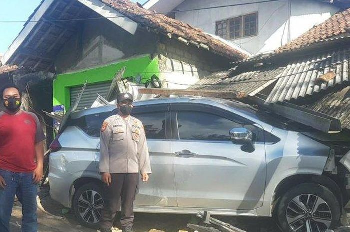 Mitsubishi Xpander jebol warung dan rumah warga di kampung Cigaru, desa Kertajaya, Simpenan, Sukabumi, Jawa Barat