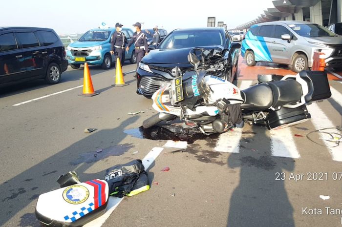 Salah satu motor Patwal Polisi jenis BMW R 1200 GS hancur ditabrak pengendara mobil sedan.