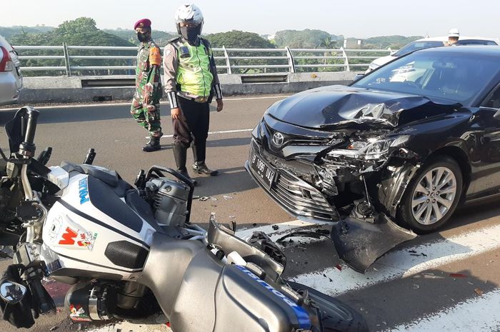 Motor Patwal Polisi Ringsek ditabrak toyota Camry di Bandara Soetta.