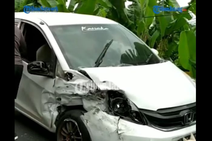 Honda Brio ringsek mata kanan setelah terlibat adu kepla denga pikap L300