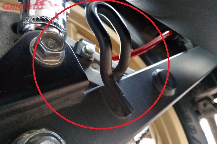 Contoh besi melingkar di swing arm motor Honda yang dianggap sepele tapi penting