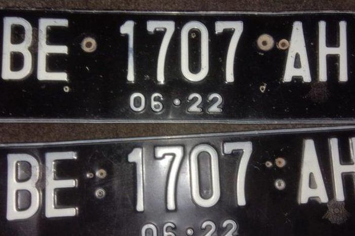 Pelat nomor Toyota Kijang Innova milik warga Rawajitu Selatan, Tulang Bawang, Lampung yang dilarikan temannya sendiri ke Cilegon, Banten