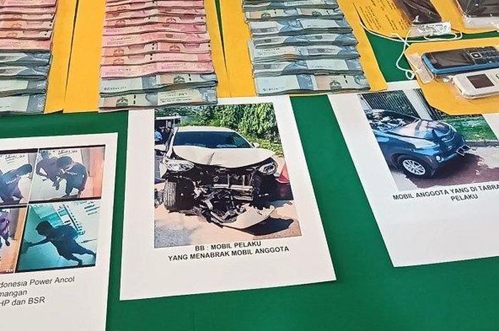 Barang bukti serta foto kerusakan Toyota Avanza milik sindikat pembobol ATM di wilayah Jakarta Utara