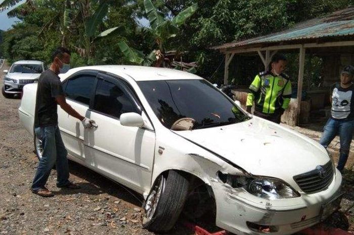 Toyota Camry yang terlibat kecelakaan di Jl Diponegoro, Sei Tamiang, Sekupang, Batam, (26/4/21)