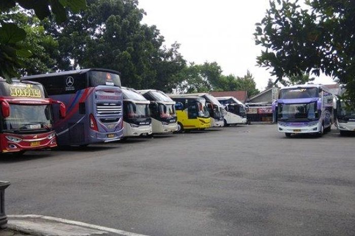 deretan armada bus dari sejumlah PO yang masih terparkir di Terminal Jombor Yogyakarta, Senin (26/04/2021).