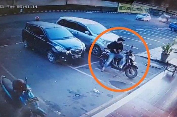 Tangkapan layar rekaman CCTV aksi pencurian motor di Jalan Hybrida Raya, Kelapa Gading, Jakarta Utara. 