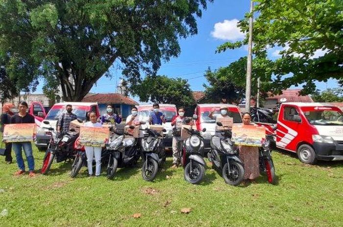 Beberapa warga desa Sadawarna, Subang, Jawa Barat berfoto bersama motor baru yang mereka beli karena jadi miliarder dadakan