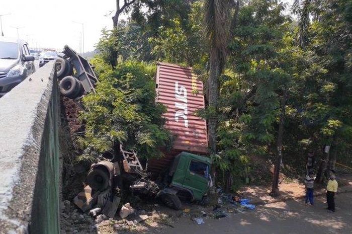 ruk kontainer terjun bebas di Jalan Tol Jakarta Serpong, hingga terperosok sampai ke Jalan Batam, Rawa Mekar Jaya, Serpong, Tangerang Selatan (Tangsel), Selasa (27/4/2021). 