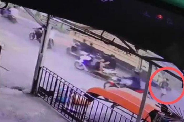 Tangkapan layar supir truk yang diduga melarikan diri usai menabrak pengendara motor yang bernama Nasruddin.