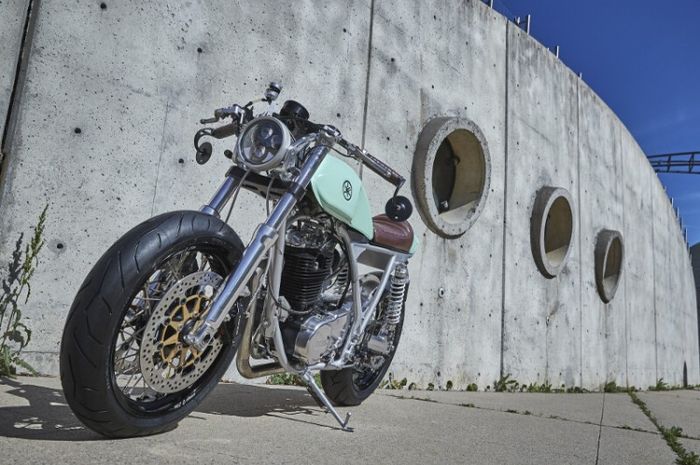 Yamaha SR500 bergaya cafe racer 