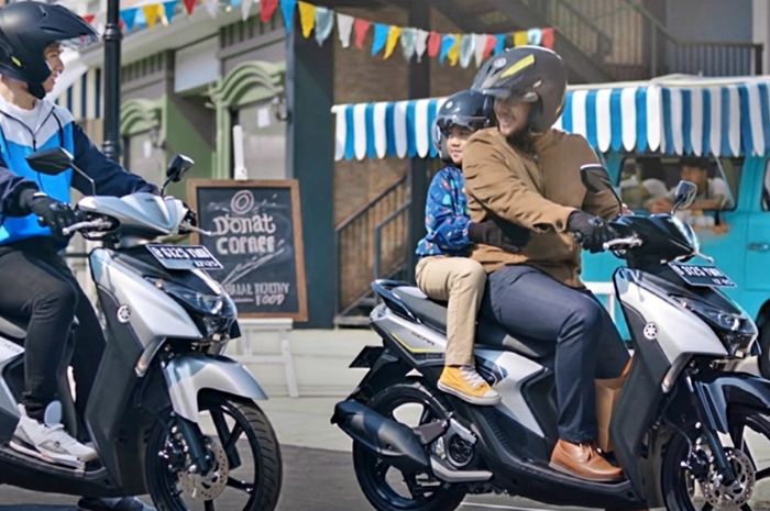 Ilustrasi naik motor sambil bonceng anak