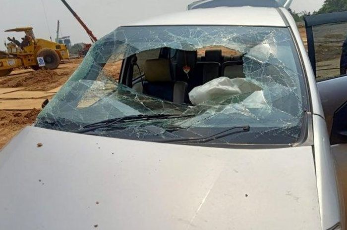 Toyota Avanza remuk hingga kaca bolong usai terguling di Jl MH Thamrin, Cikokol, Tangerang, kota Tangerang