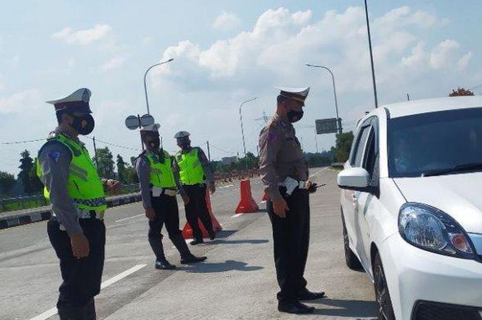 Petugas Satlantas Polres Salatiga memberhentikan kendaraan pemudik di Exit Toll Salatiga, Selasa (27/4/2021).  