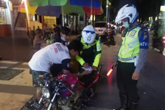 Pemuda kendarai motor knalpot brong ditilang polisi, Selasa (27/4/2021) malam. 