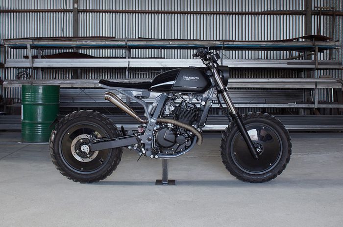 Suzuki DR650 bergaya tracker 