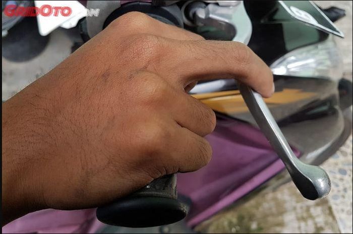 Ilustrasi menekan tuas rem depan 