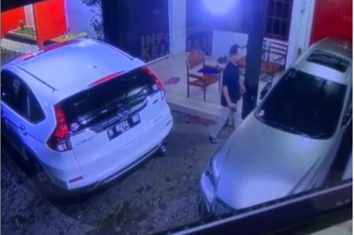 Rekaman CCTV saat pria pincang bertongkat membawa kabur Honda CRV dan Lexus NX 200T di Semarang Utara