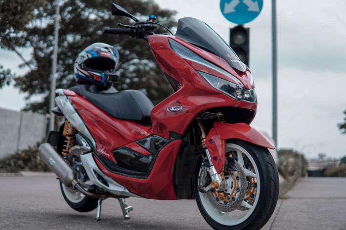 Body Honda PCX150 kece dengan air brush paduan oranye dan putih serta grafik dan balutan karbon kelvar