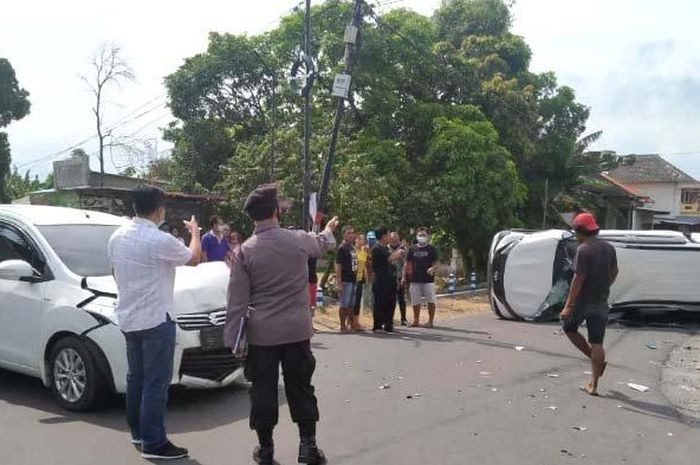 Toyota All New Rush yang terguling timpa dua pengendara motor usai dihajar samping Suzuki Ertiga di Pagu, Kediri, Jawa Timur, (28/4/21)