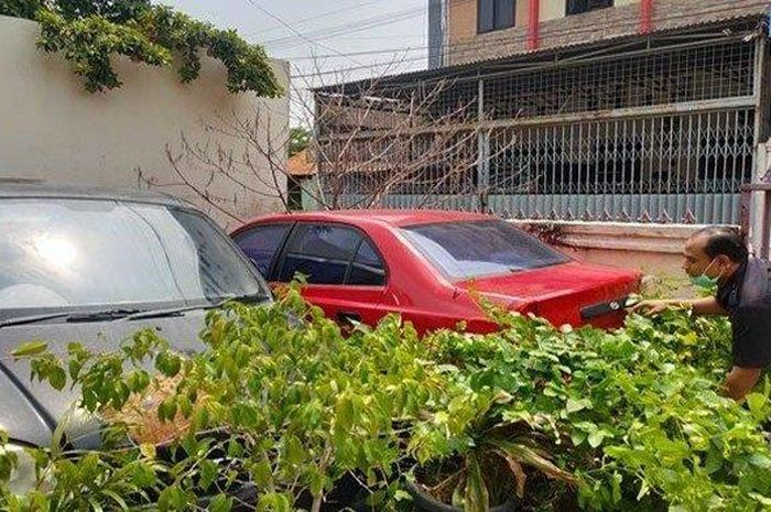 Hyundai Atoz dan Accent yang ditinggal pemilik di parkiran Hotel Ayola Sentosa, Palembang, Sumatera Selatan