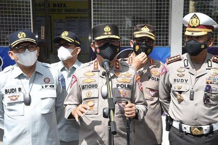 Kakorlantas, Irjen Pol Istiono saat meninjau pos penyekatan di Surakarta, Jawa Tengah, Rabu (28/4/2021).