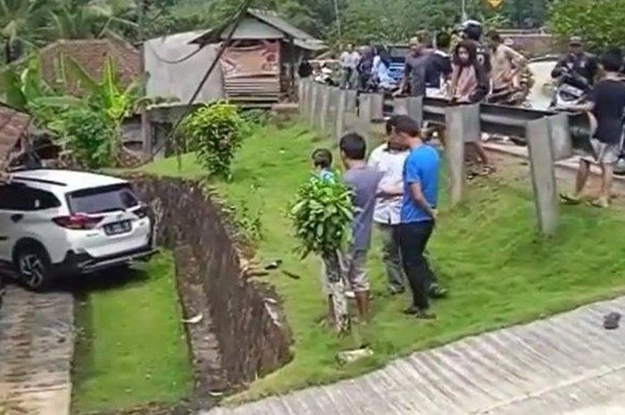 Toyota All New Rush loncat dari atas jalan hingga masuk ke teras rumah warga di kampung Pasung, desa Tamansari, Banjarsari, Lebak, Banten