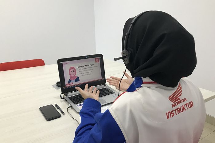 Instruktur perempuan AHM menyampaikan edukasi terkait keselamatan berkendara kepada masyarakat.