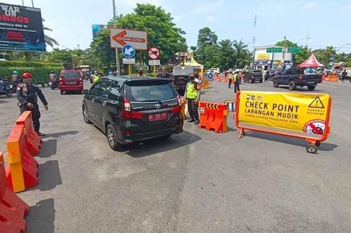 Sejumlah anggota Satlantas Polrestabes Surabaya bersama anggota TNI, Dishub dan Satpol PP melakukan penyekatan di perbatasan Kota Surabaya.