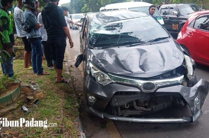 Toyota Calya ringsek parah usai terbalik di Jl Prof Hamka, Tabing, kota Padang, Sumatera Barat