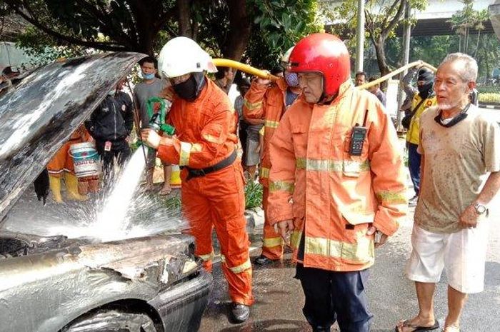 Toyota Corolla Twincam GTi yang terbakar di Jl Saharjo, Tebet, Jakarta Selatan