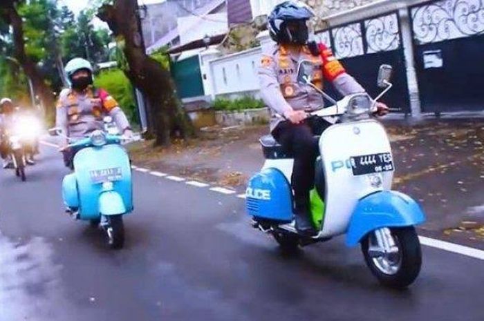 Kapolres Metro Jaksel, Kombes Pol Azis Andriansyah riding menggunakan Vespa saat membagikan takjil