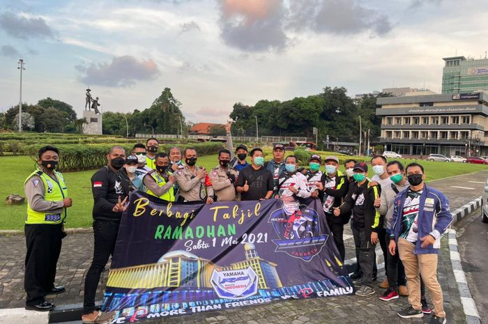 Yamaha R25 Owners Indonesia (YROI) berbagi takjil kepada petugas kepolisian