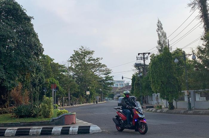 Ervin Wijaya turing bersama Yamaha Lexi kesayangannya