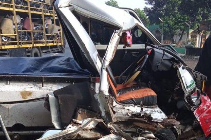 Mitsubishi Colt T120SS rusak parah akibat sosor truk angkut motor di jalan raya Malangbong, kabupaten Garut, Jawa Barat