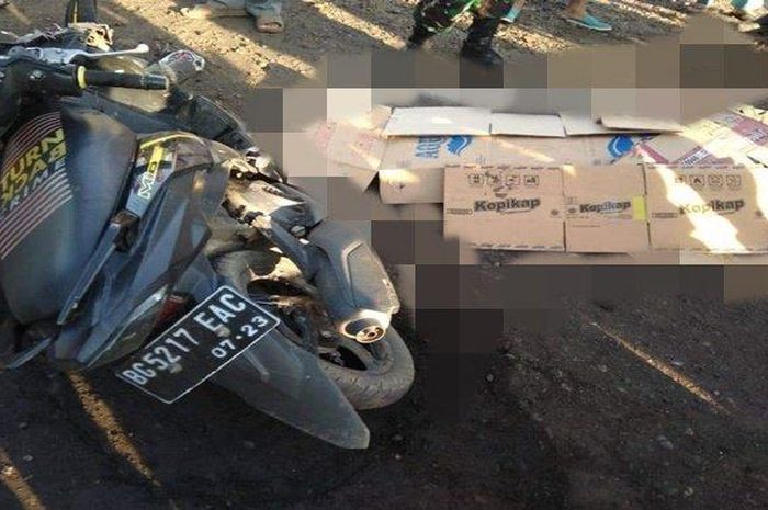 Pengendara Yamaha Mio M3 tewas setelah ditebas Suzuki Carry dari arah berlawanan di Simpang PT MAS, desa Muara Maung, Merapi Barat, Lahat, Sumatera Selatan