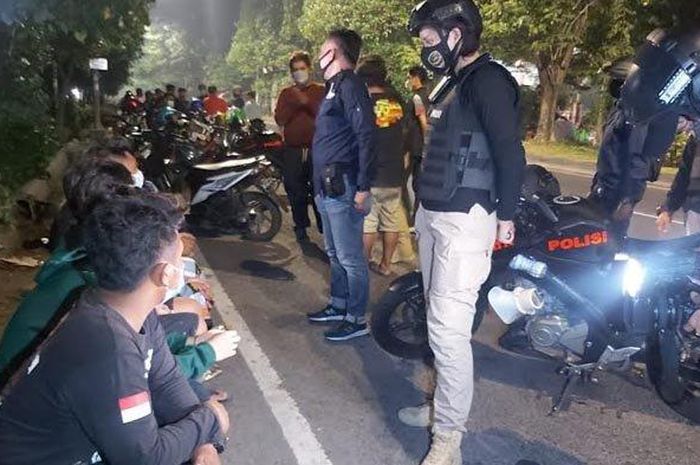 Tim Respatti saat melakukan patroli dan mengamankan belasan pemuda yang melalukan aksi balap liar di Surabaya