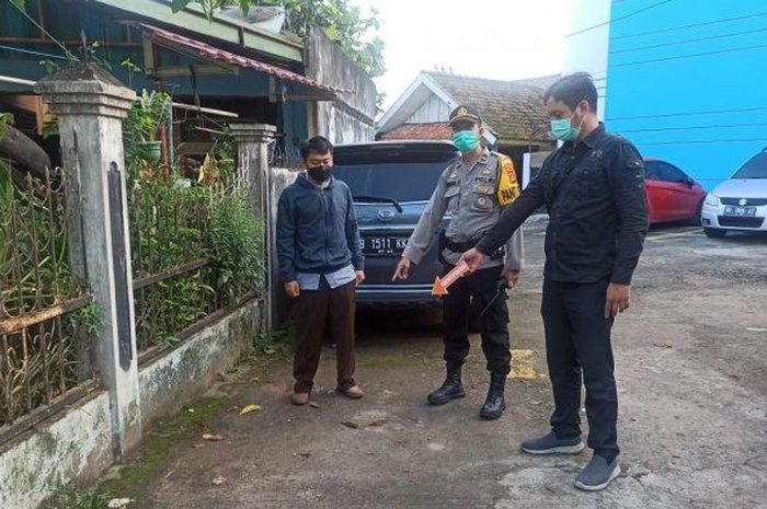 Polisi mendatangi lokasi hilangnya Toyota Avanza milik dokter di Jl Kompol HM Damsyik, Palembang, Sumatera Selatan